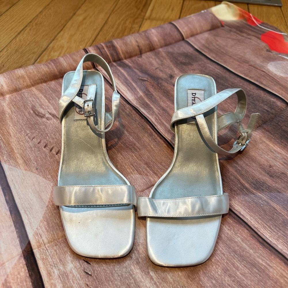 ⚪️Satin, dyeable sandals with kitten heel 😼